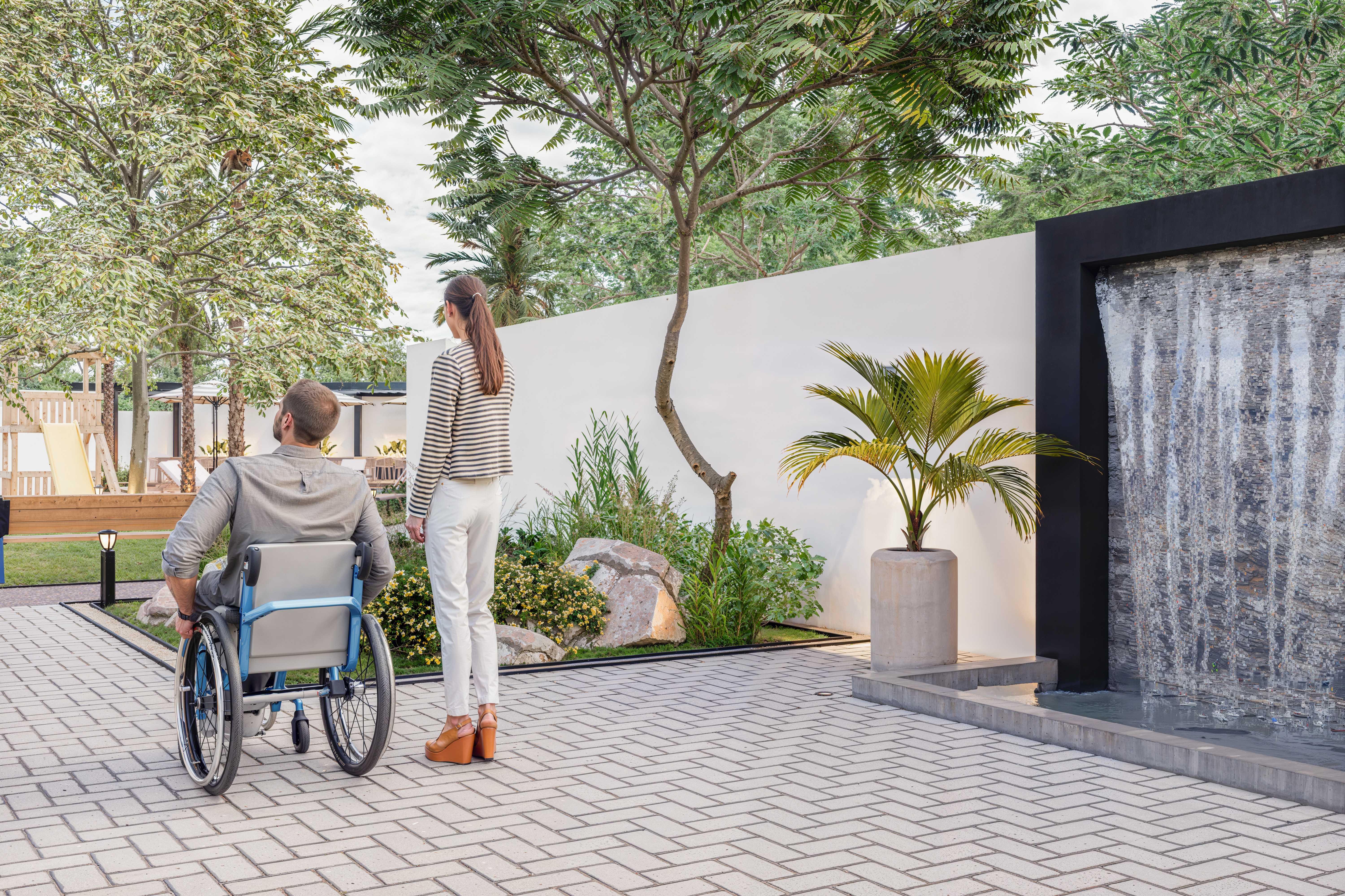 Entrada principal con Cascada - ENTHEOS Residencial